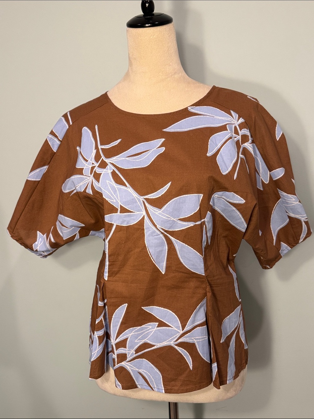 Melloday NWT Brown Top with Light Blue Leaf Print Size M